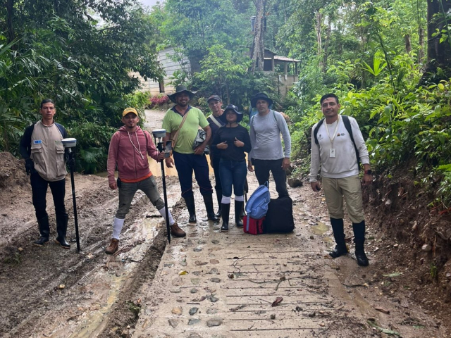 un-grupo-de-personas-parados-en-un-camino-de-piedra