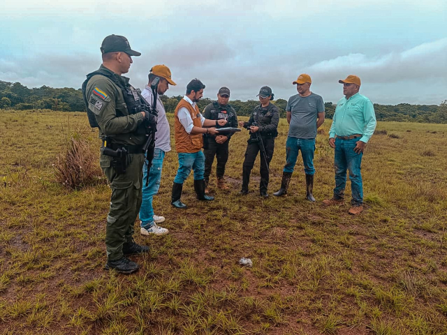 un-grupo-de-personas-parados-en-un-campo-con-un-hombre-en-el-medio