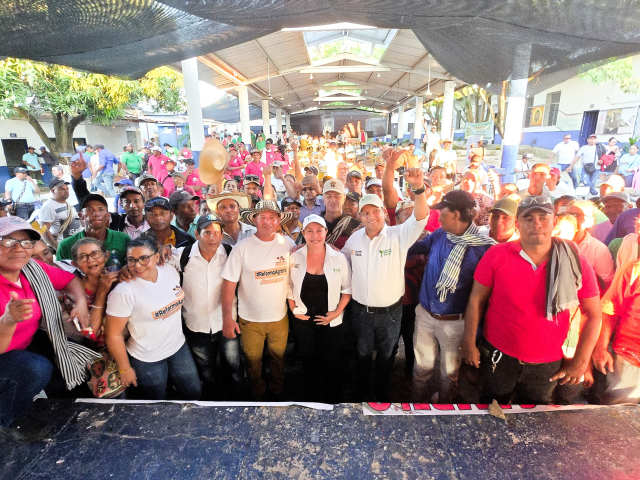 un-grupo-de-personas-parados-juntas-en-una-gran-rea-al-aire-libre