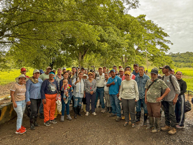 un-grupo-de-personas-parados-juntas-frente-a-un-arbol