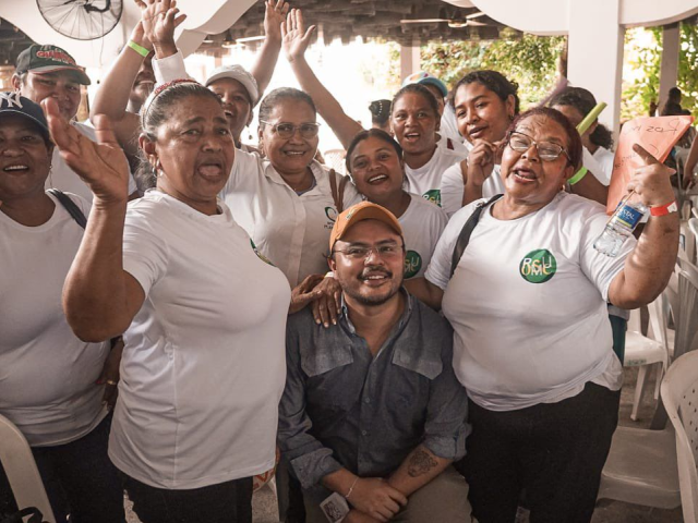un-grupo-de-personas-posando-para-una-foto-con-las-manos-en-alto