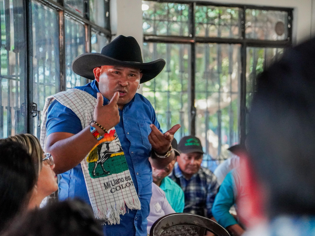 un-hombre-con-un-sombrero-de-vaquero-que-da-un-discurso-a-un-grupo-de-personas