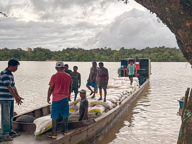 personas-sobre-una-canoa