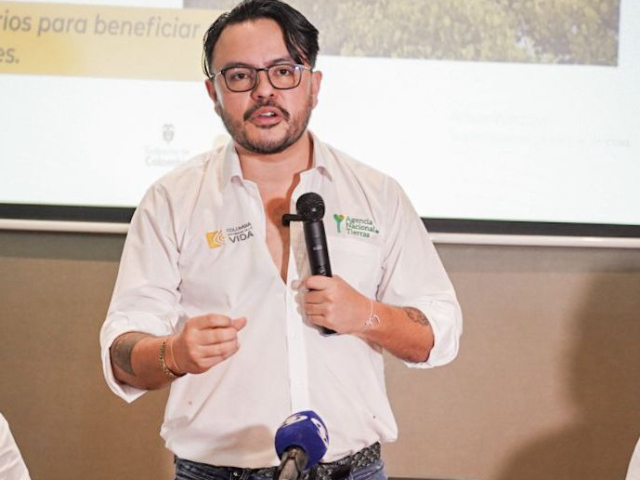 director-ant-hablando-con-microfono-en-la-mano