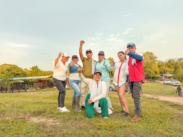 Familia-de-campesinos-levantando-sus-punos