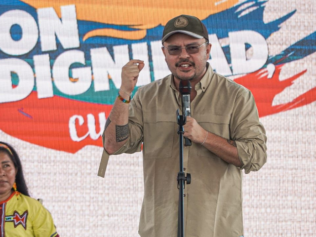 director-ant-hablando-en-escenario