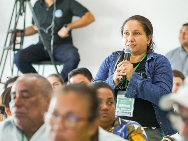 Mujer hablando por micrófono durante su intervención.
