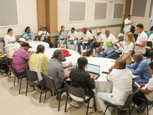 Dos mesas de trabajo con cerca de 15 personas durante la sesión.