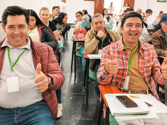dos-hombres-dando-pulgares-en-un-salon-de-clases