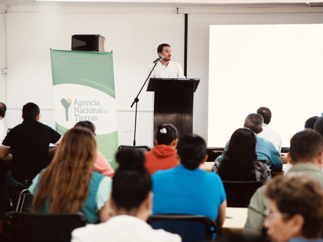 Persona ante un auditorio.
