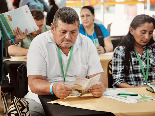 Asistente leyendo un folleto.