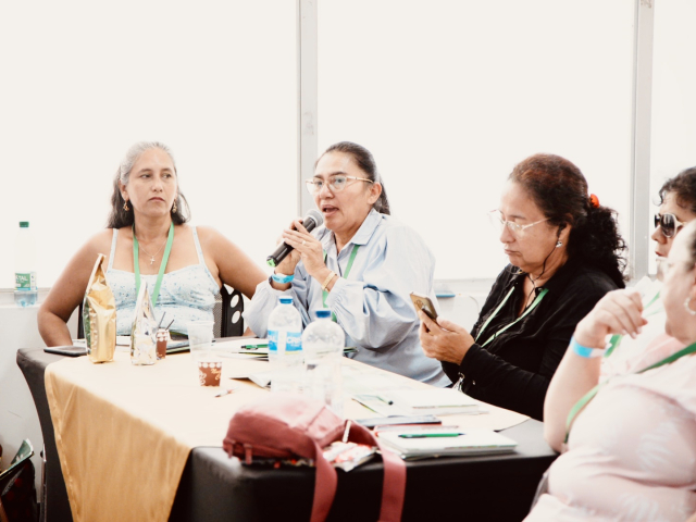 Asistentes hablando por micrófono durante su intervención.