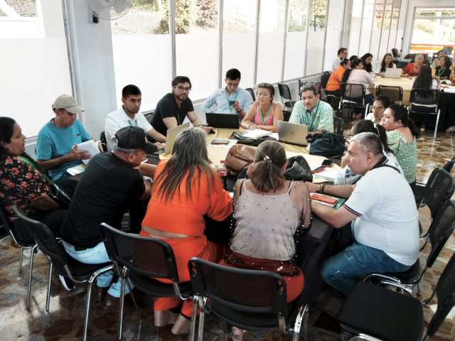 Vista de varias mesas llenas de personas haciendo sesiones.