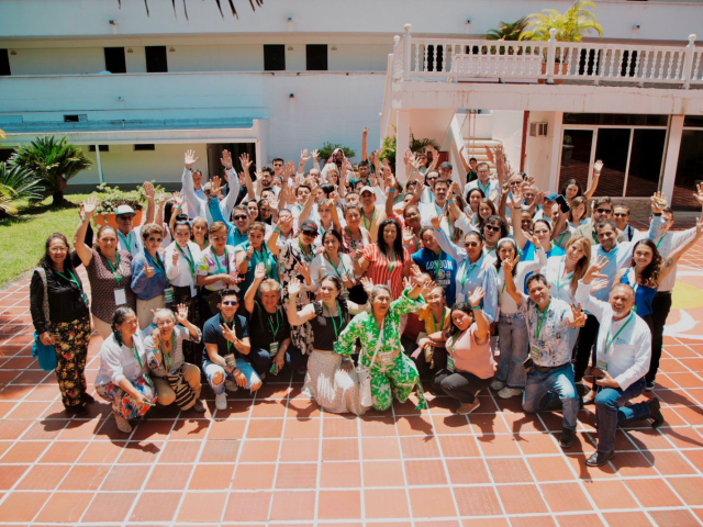 Foto de todos los asistentes en una plazoleta.