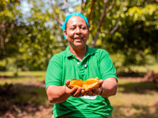 mujer-campesina-con-frutos-en-sus-manos