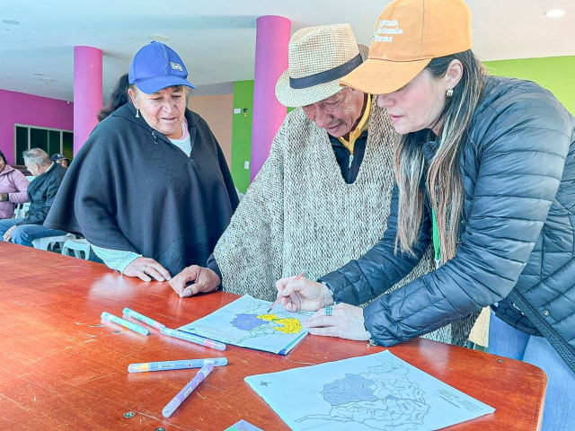 un-grupo-de-personas-estan-dibujando-sobre-una-mesa