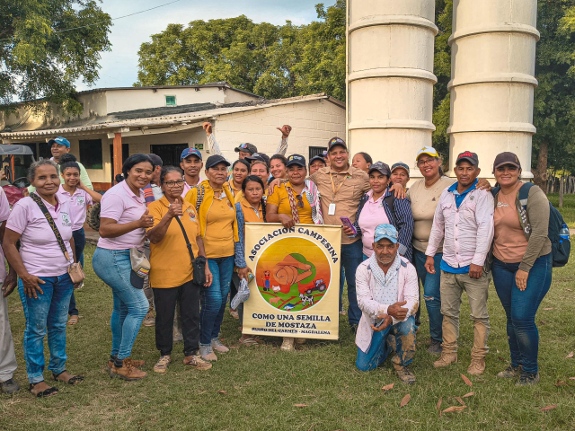 un-grupo-de-personas-paradas-frente-a-un-silo
