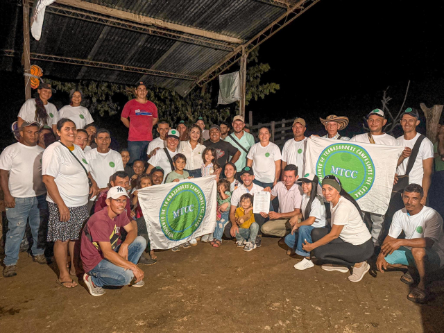 un-grupo-de-personas-sosteniendo-una-pancarta-en-la-noche