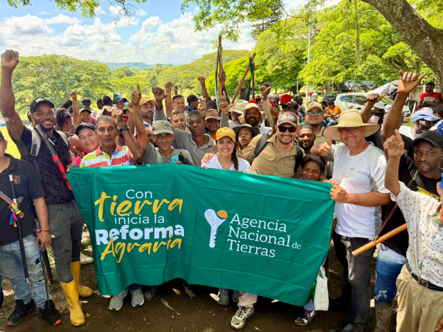 un-grupo-de-personas-sosteniendo-una-pancarta-sobre-reforma-agraria