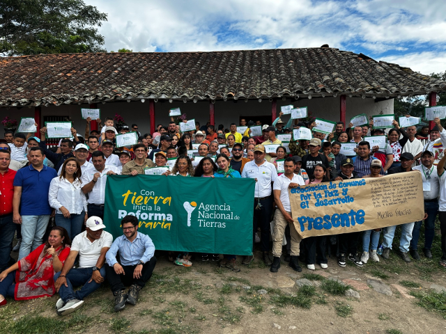 un-grupo-de-personas-con-carteles-frente-a-un-edificio