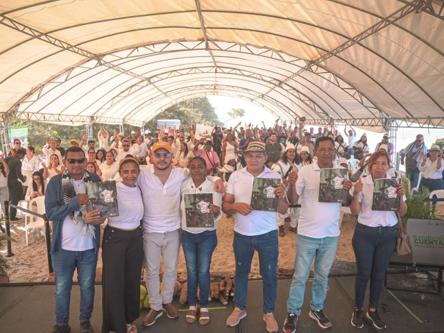 un-grupo-de-personas-paradas-con-carpetas-en-las-manos