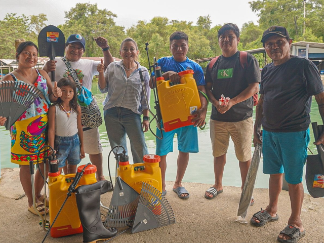 un-grupo-de-personas-paradas-en-un-muelle-sosteniendo-herramientas
