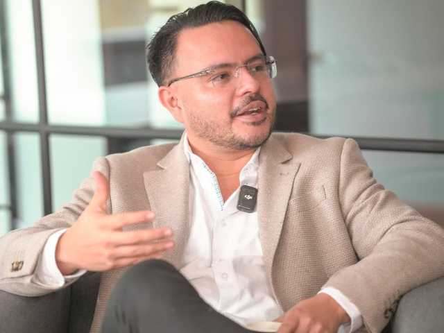 director-ant-sentado-en-una-silla-hablando