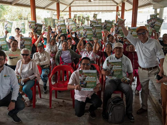 En medio de la emergencia climática, la Ruta del Título aseguró 430 nuevas propiedades rurales para familias campesinas en Valencia, Córdoba
