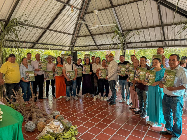 En Aguachica, Cesar, campesinos de ANUC beneficiarios del predio “La Parcela 24” reciben los títulos que los acreditan como propietarios