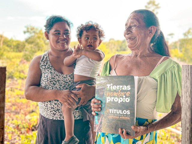 La Reforma Agraria avanza en Guainía y familia campesina recibe el título de su predio tras ocho años de espera
