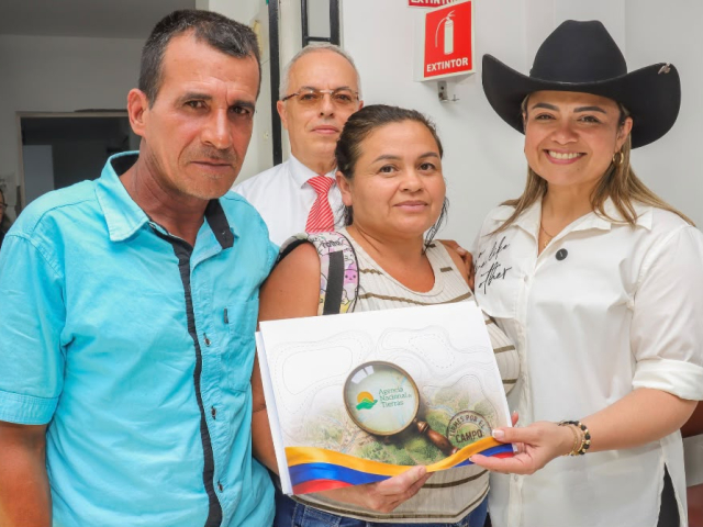 La directora de la ANT, Lina María Garrido, entregó 53 títulos de propiedad a campesinos de Antioquia 