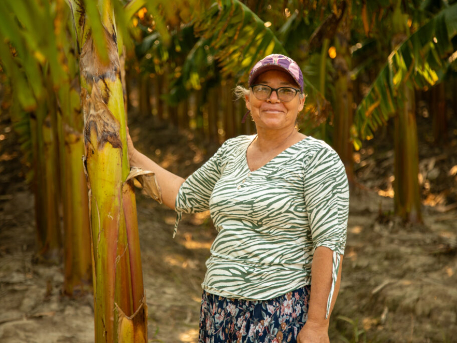 Mujer que recibió títulos.