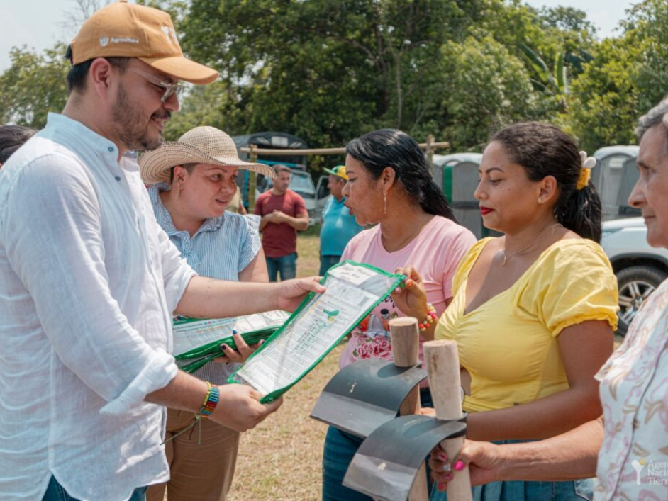 Entrega de títulos a 3 mujeres.