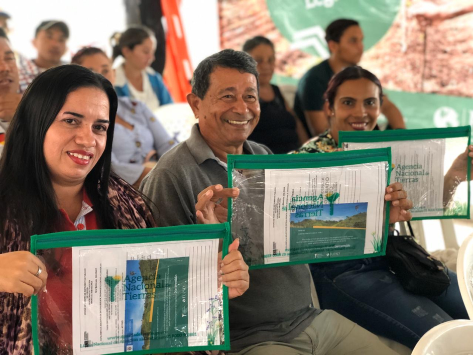 Fotografia de tres personas mostrando los títulos otorgados por la ANT, aparecen contentos.