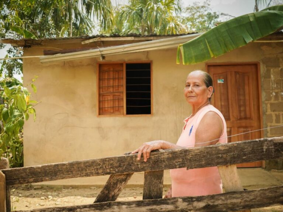 Señora campesina frente a su casa.