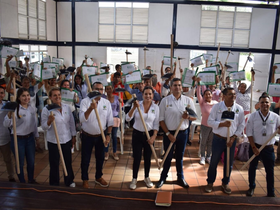 Familias campesinas de Chaparral reciben el título de sus tierras