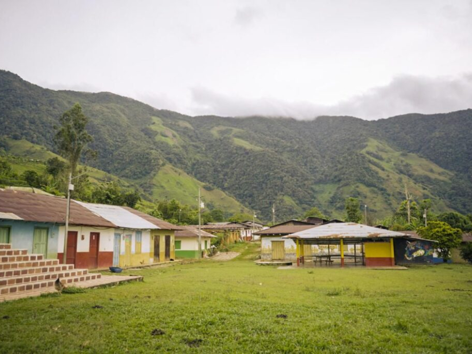 FOTO ENTREGA TÍTULOS EL ARO-ITUANGO-ANT JUNIO 2024