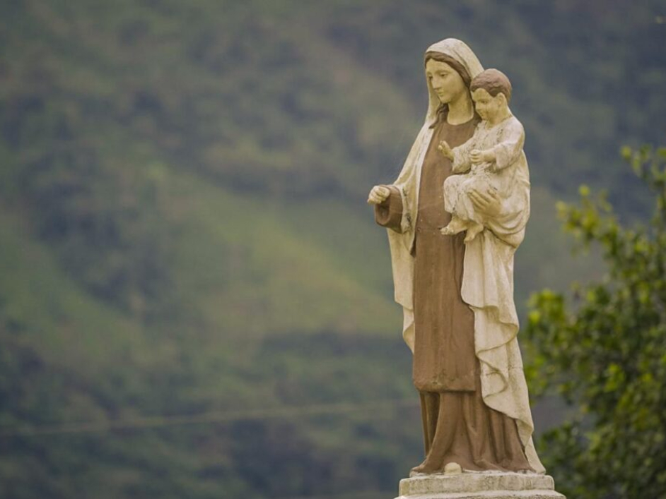 FOTO ENTREGA TÍTULOS EL ARO-ITUANGO-ANT JUNIO 2024
