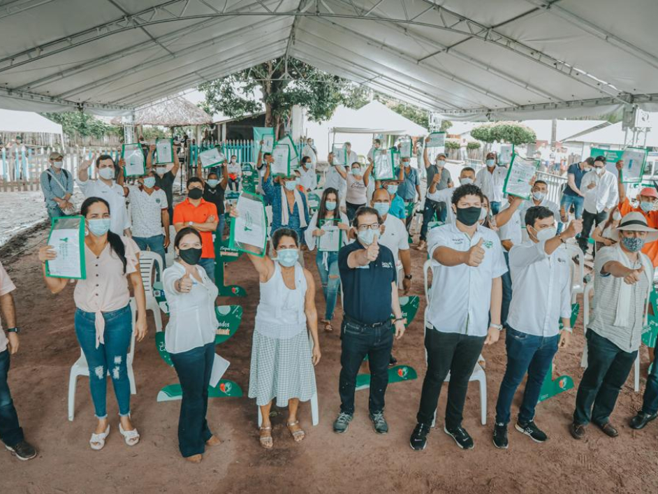 Reciben títulos 152 familias del municipio de Córdoba. Ellos aparecen de pie, con una brazo arriba y en sus manos los títulos de propiedad, actividad que llevan a cabo en compañía de la Directora de la ANT. 