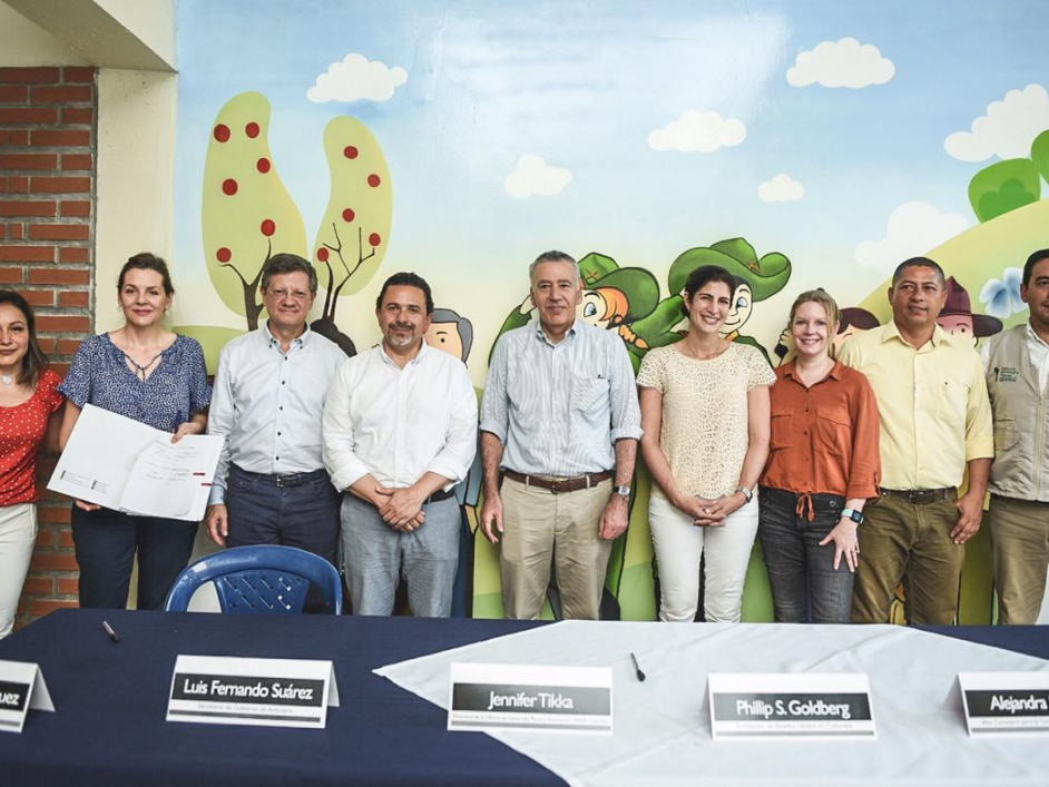 Aparecen cinco hombres y cuatro mujeres en la firma de memorando de entendimiento en Cáceres – Antioquia.