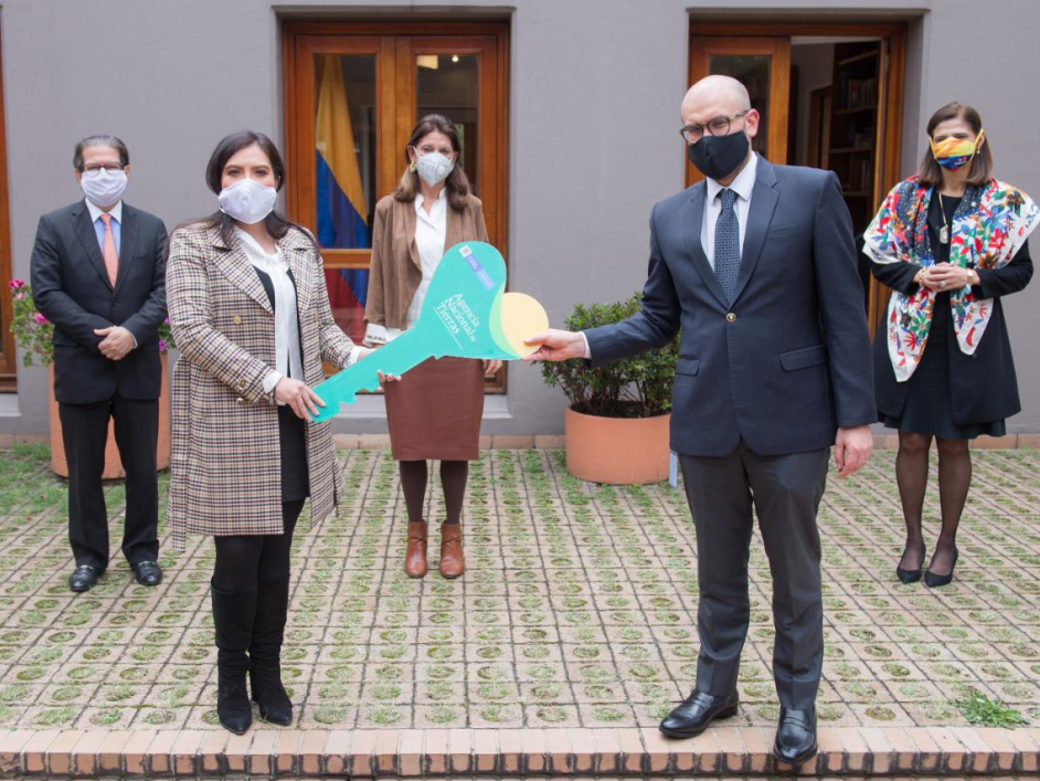 La Directora de la ANT, Myriam Martínez Cárdenas en compañía de la Vicepresidenta Marta Lucía Ramírez, la Ministra de Transporte y el Ministro de Agricultura, oficializan la entrega en las manos de un funcionario de la Agencia Nacional de Infraestructura, de 111 predios