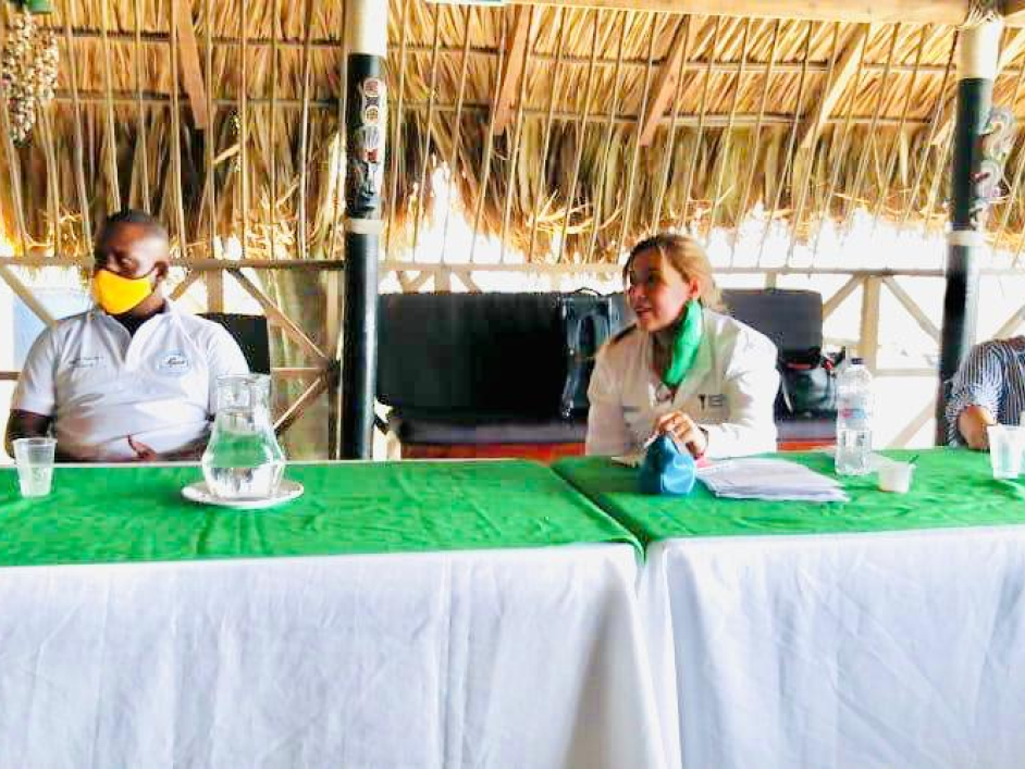 Conversación en mesa técnica entre la ANT y comunidades de La Boquilla. Aparecen dos funcionarios de la ANT en compañía de un hombre y una mujer afrodescendientes.
