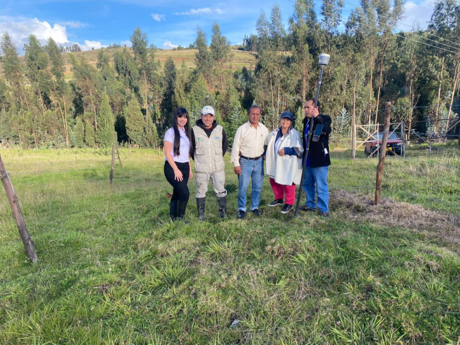 Funcionarios de la ANT y campesinos en un terreno en Boyacá.