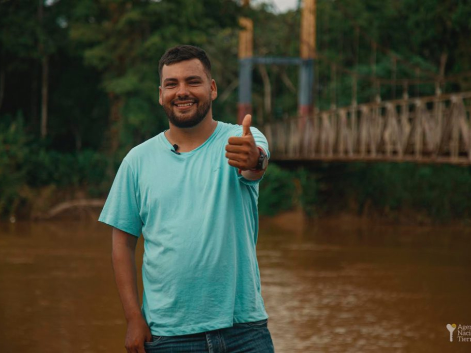 Hombre mostrando su pulgar arriba.