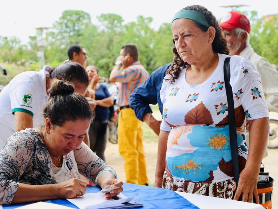 Dos mujeres revisando un documento
