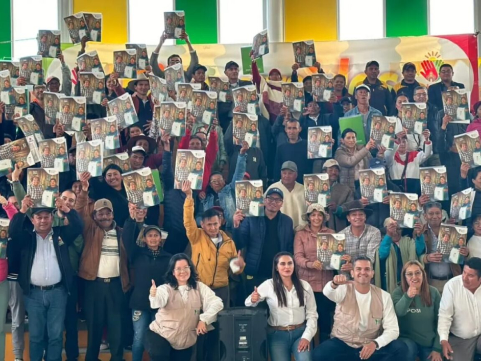 Familias campesinas celebrando la entrega de títulos de sus predios en Boyacá.