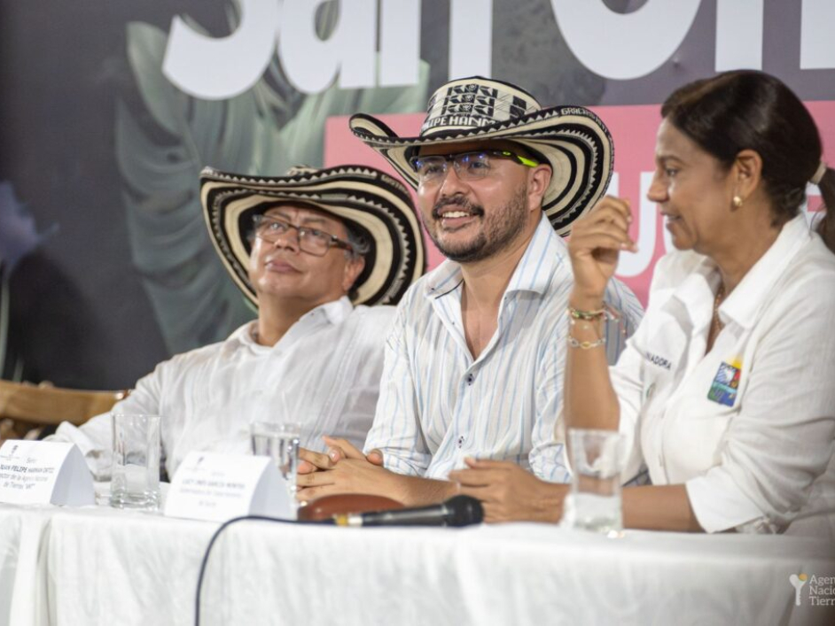 El Presidente y otros dos funcionarios en la sesión.