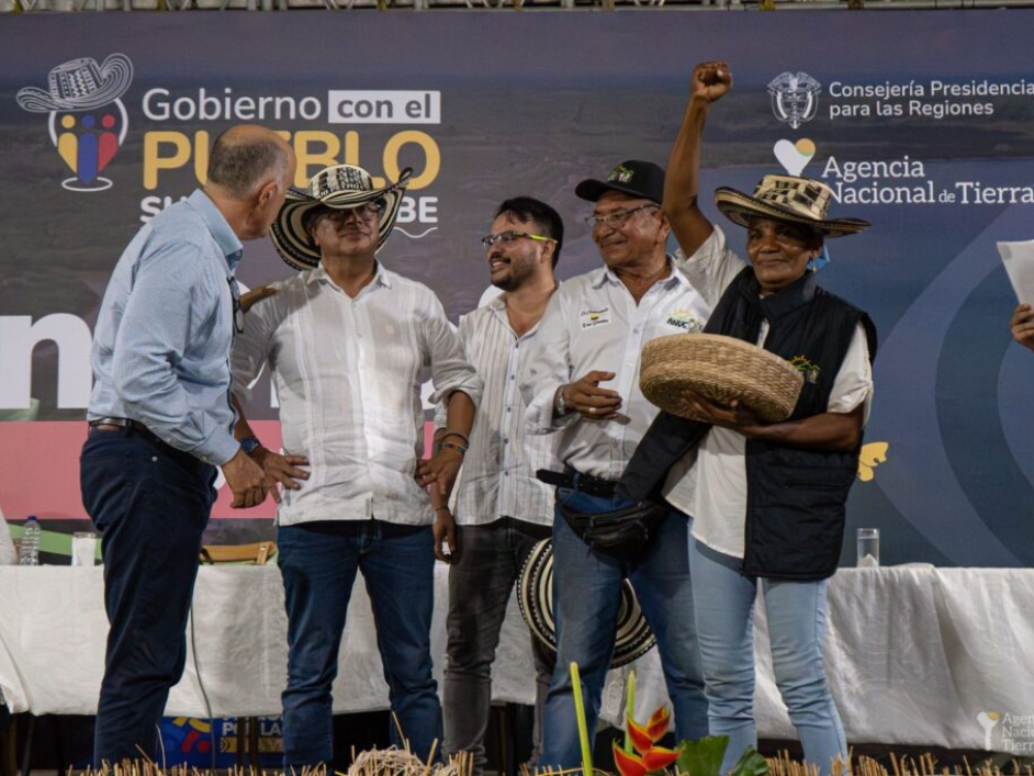 Beneficiaria del programa recibiendo su tierra.