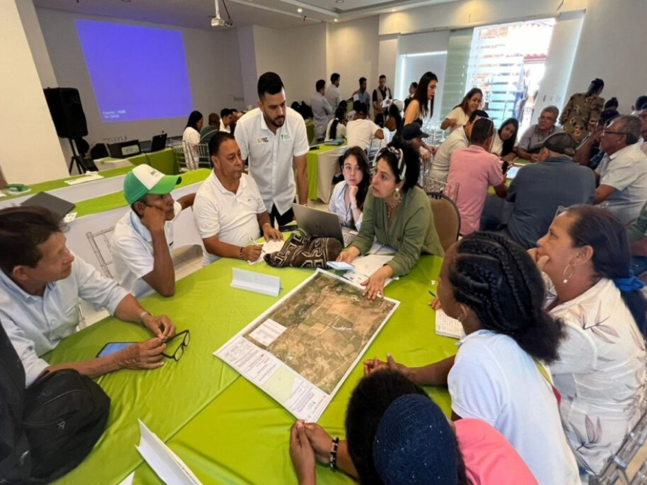 Campesinos-de-barranquilla-y-funcionarios-de-ant-socializando-modelos-de-parcelacion-de-predios