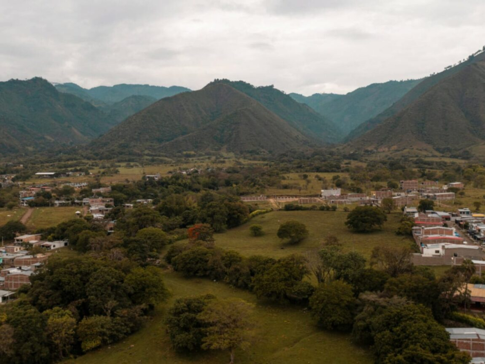 Fotografía panorámica de las montañas y el pueblo en Huila.